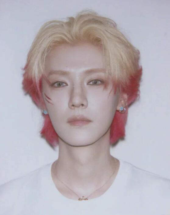 鹿晗分享撕拉片 金红发配彩色美甲